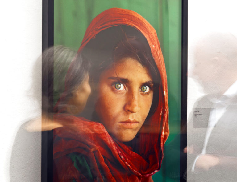 Το “κοριτσάκι από το Αφγανιστάν” της φωτογραφίας του Steve McCurry μεταφέρθηκε στην Ιταλία