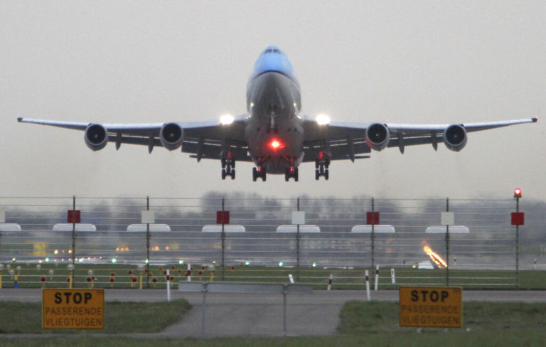 Ολλανδία: Συνελήφθη σε αεροπλάνο φορέας της μετάλλαξης Όμικρον που ξέφυγε από ξενοδοχείο καραντίνας