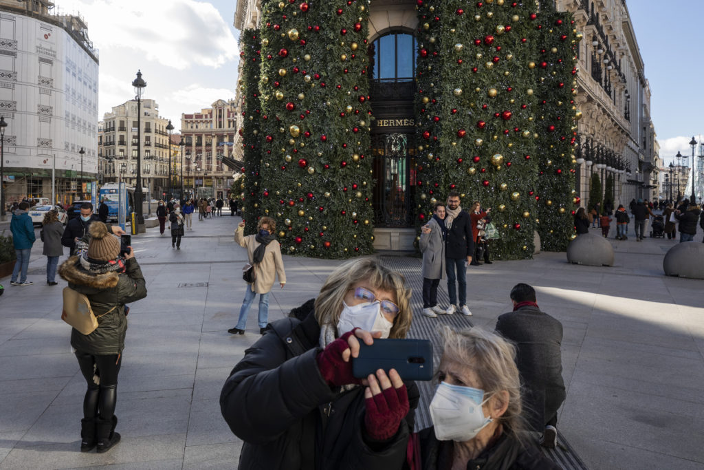 Αγώνας δρόμου στην Ευρώπη για να «σωθούν» τα Χριστούγεννα – Αυστηροποίηση μέτρων για να ελεγχθεί η πανδημία