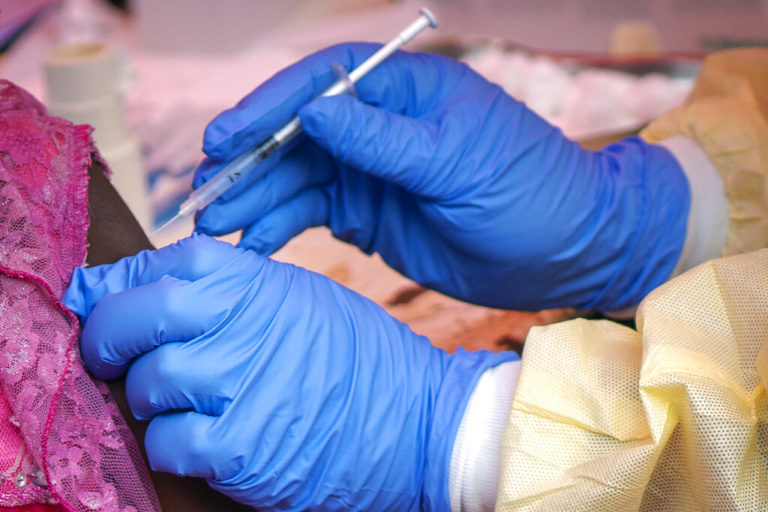Ξεκινούν οι κλινικές δοκιμές για το νέο εμβόλιο κατά του Έμπολα που ανέπτυξε το Πανεπιστήμιο της Οξφόρδης