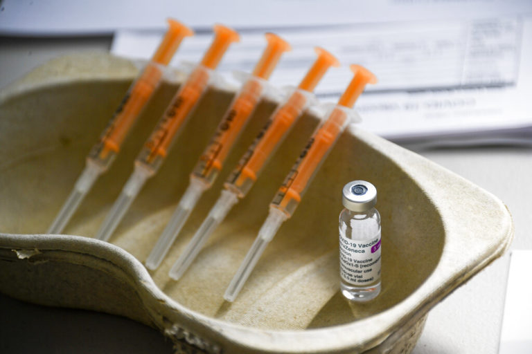 Βρετανία: Αναγνωρίζει όλα τα εγκεκριμένα από τον ΠΟΥ εμβόλια