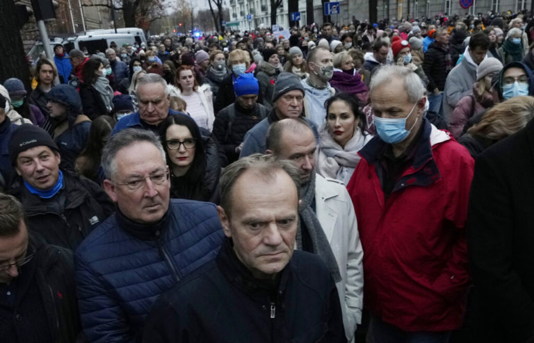 «Συμπεριφέρεται σαν χούλιγκαν» λέει για τον Ντόναλντ Τουσκ επικοινωνιολόγος