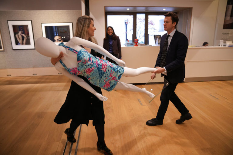 Δημοπρασία: 243.000 δολάρια κόστισε στο νέο του κάτοχο το φόρεμα που φόρεσε η Έιμι Γουάινχαουζ στην τελευταία της συναυλία