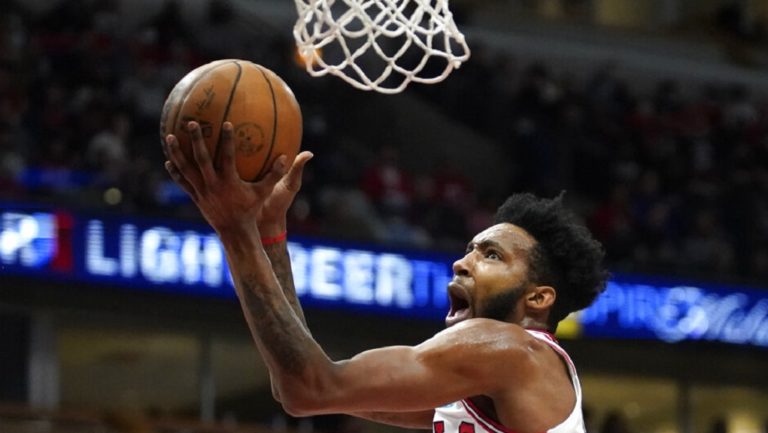 NBA: Στην κορυφή του Top-10 της βραδιάς η «πτήση» του Ντέρικ Τζόουνς (video)