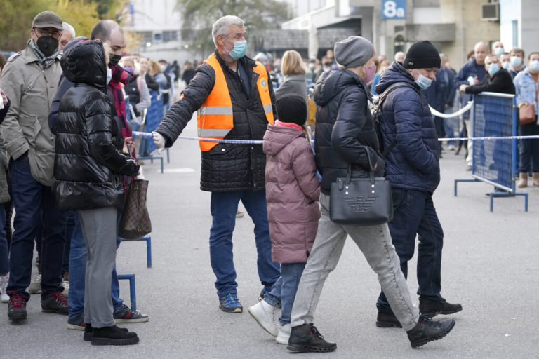 ΠΟΥ: Τα εμβόλια από μόνα τους δεν θα τερματίσουν την πανδημία και απαιτείται η τήρηση όλων των προφυλάξεων