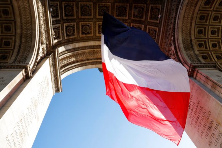 Γαλλία: Άλλαξε η απόχρωση του μπλε στη σημαία της χώρας με εντολή Μακρόν