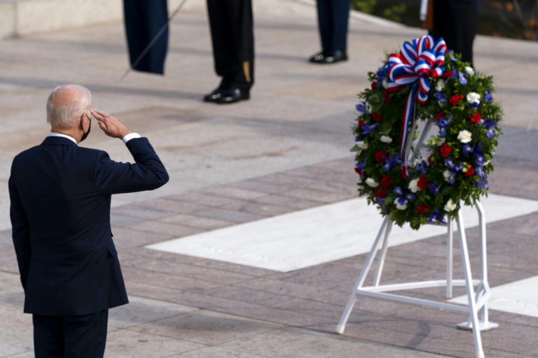 ΗΠΑ: Φόρος τιμής στους βετεράνους «πυλώνες της Αμερικής» από τον Τζο Μπάιντεν