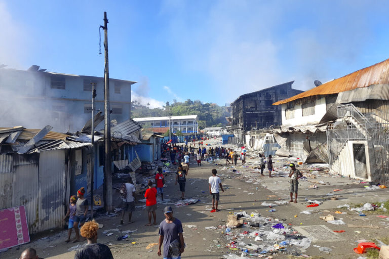 Νησιά του Σολομώντα: Νέες ταραχές και συγκρούσεις με την αστυνομία – Την παραίτηση του πρωθυπουργού ζητάει ο κόσμος (video)