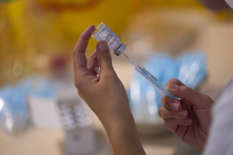 Επικεφαλής της Moderna: Αναμένουμε μικρότερη αποτελεσματικότητα των εμβολίων έναντι της παραλλαγής Όμικρον
