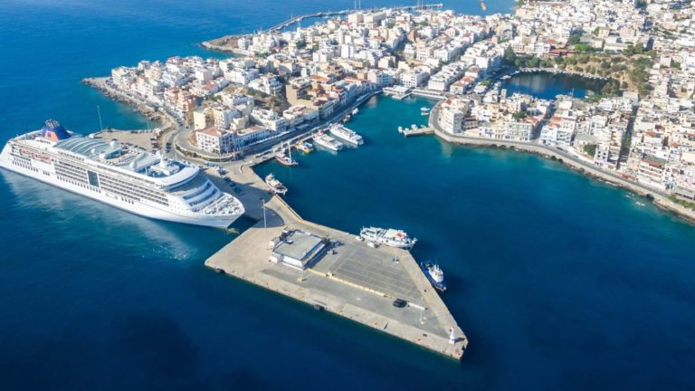 Θανάσιμη “βουτιά” 70χρονου με το αυτοκίνητο στο λιμάνι του Αγίου Νικολάου