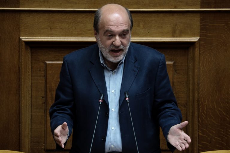 Βουλή: Ξαφνική αδιαθεσία του βουλευτή του ΣΥΡΙΖΑ Τρ. Αλεξιάδη