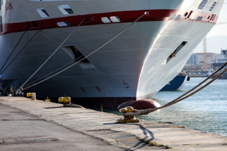 Ισχυροί άνεμοι στα πελάγη εξακολουθούν να δημιουργούν προβλήματα στα δρομολόγια της ακτοπλοΐας (video)