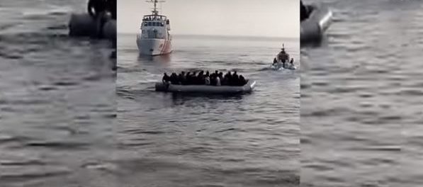 Βίντεο: Σκάφος με μετανάστες κατευθύνεται από την τουρκική ακτοφυλακή στις ακτές της Λέσβου