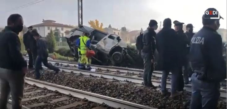 Πάρμα: Βαν για την μεταφορά ΑΜΕΑ χτυπήθηκε από τρένο – Ένας νεκρός και τρεις τραυματίες