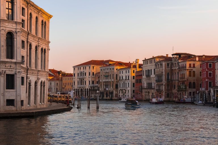 Σε απομόνωση παραμένουν 25 Έλληνες τουρίστες στη Βενετία  – Μέλη του γκρουπ διαγνώστηκαν με κορονοϊό