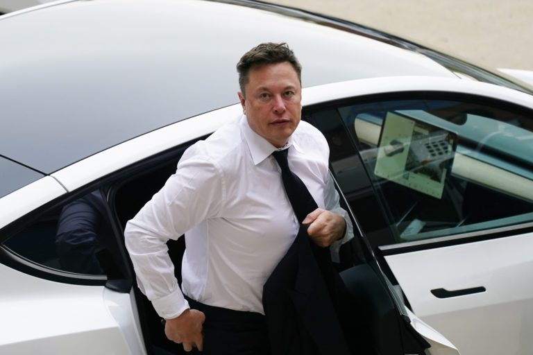Ο Έλον Μασκ ρωτά στο Twitter αν πρέπει να πουλήσει μετοχές του στην Tesla