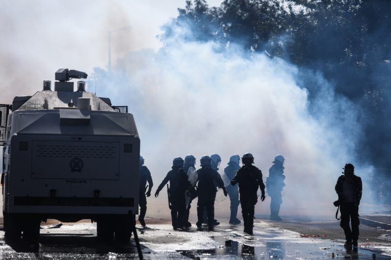 Μαρτυρία για τον τραυματισμό πυροσβέστη στα επεισόδια στη Λ. Κηφισίας – Η ανακοίνωση της Γ.Α.Δ.Α.