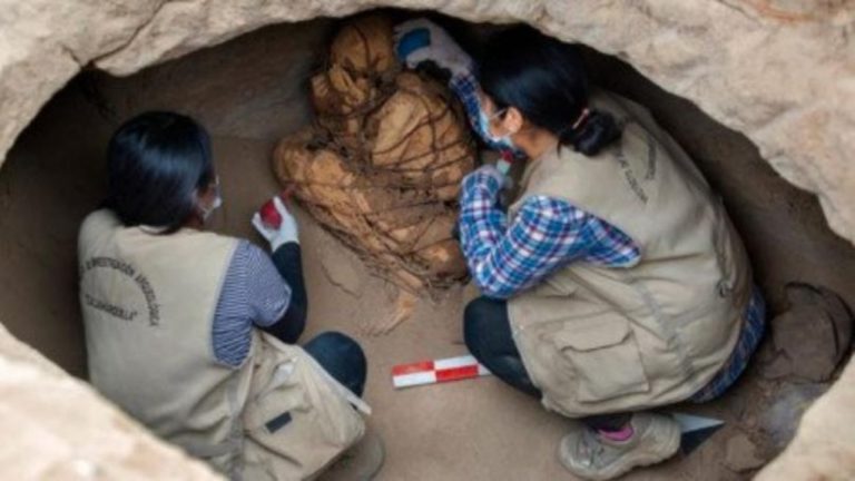 Αρχαιολόγοι ανακάλυψαν μούμια 800 ετών στο Περού