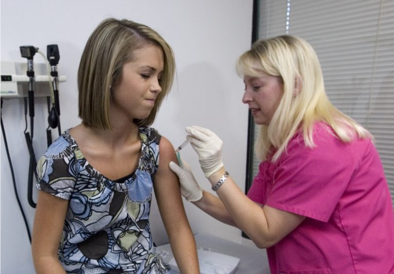 Βρετανία: Νέα έρευνα αποδίδει στο εμβόλιο HPV μείωση κατά 90% του καρκίνου του τραχήλου