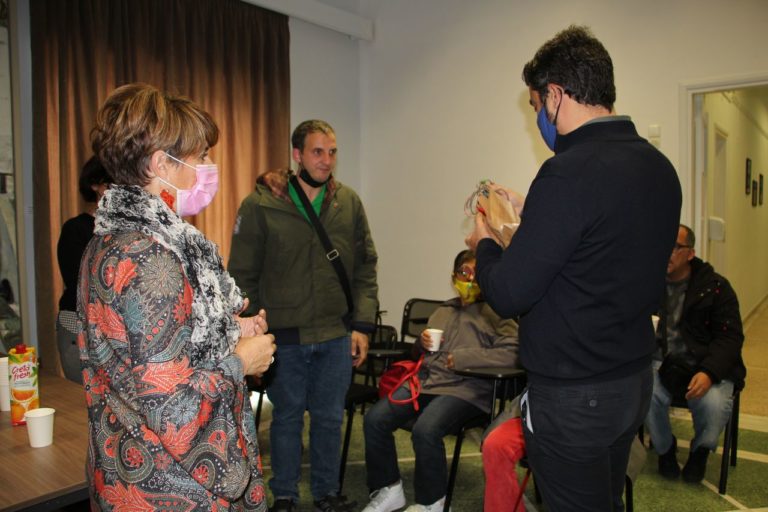 Το πρώτο δώρο των Χριστουγέννων στον Δήμαρχο Χανίων από τους ωφελούμενους της Στέγης Υποστηριζόμενης Διαβίωσης