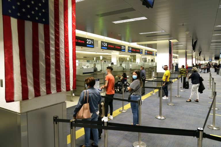 ΗΠΑ: Επιτρέπονται πάλι οι πτήσεις από το εξωτερικό για τους μη Αμερικανούς εμβολιασμένους ταξιδιώτες