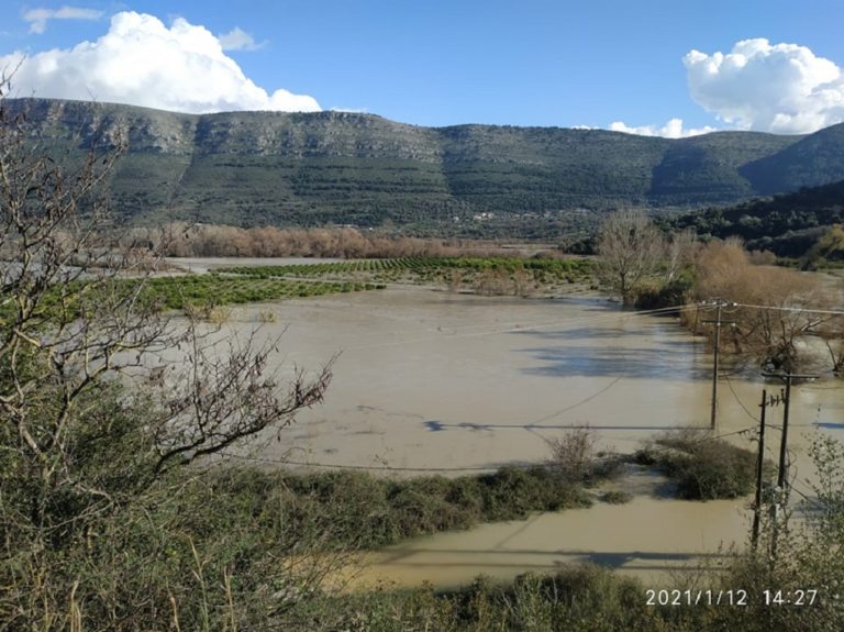 Θεσπρωτία: Υπερχείλισε ο Καλαμάς, προβλήματα στην κυκλοφορία