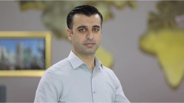 Ελεύθερος o Σύρος δημοσιογράφος που σατίριζε ότι οι Τούρκοι δεν μπορούν ν’ αγοράσουν μπανάνες