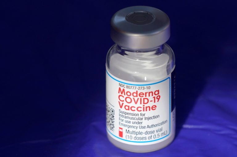 Moderna: Αποσύρει χιλιάδες δόσεις εμβολίων για την Covid-19 λόγω μολυσμένου φιαλιδίου
