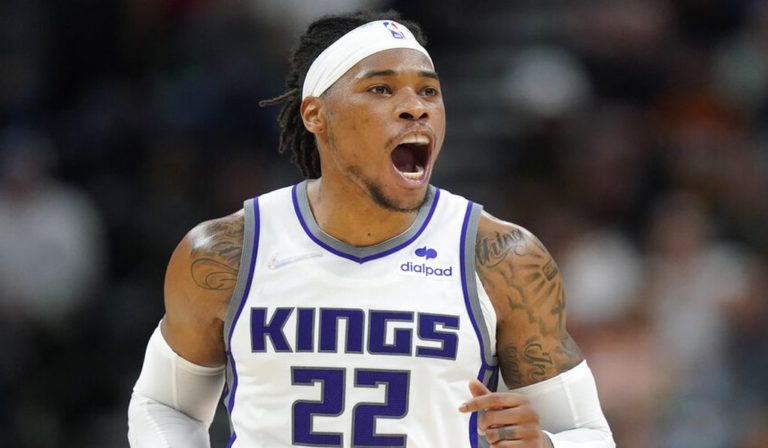 NBA: «Διαγωνισμός καρφωμάτων» στο Top-10 της βραδιάς με τον Χολμς να κατακτά την κορυφή (video)