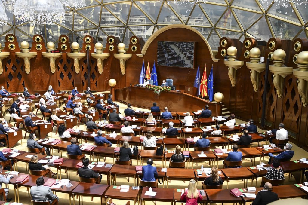 Βόρεια Μακεδονία: Aδύνατη η συνεδρίαση της Βουλής για εξέταση πρότασης μομφής κατά της κυβέρνησης Ζάεφ – Δεν υπάρχει απαρτία