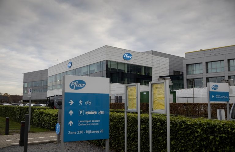 Pfizer: Απειλή η Covid-19 για τους εμβολιασμένους με χαμηλό ανοσοποιητικό – Αναγκαία η τρίτη δόση