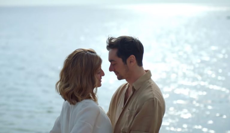 «Μη με αφήσεις ποτέ»: Η Lacta μας αιφνιδίασε με τη νέα ταινία μικρού μήκους, για το τι (δεν) είναι Αγάπη