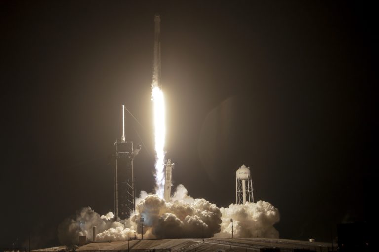 NASA: Με προορισμό τον Διεθνή Διαστημικό Σταθμό απογειώθηκε πύραυλος της SpaceX (video)