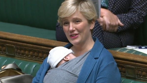 Βρετανία: Παρατήρηση σε βουλευτή που θήλαζε το μωρό της στη Βουλή των Κοινοτήτων
