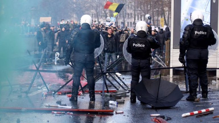 Επεισόδια στις Βρυξέλλες στη διάρκεια διαδήλωσης κατά των μέτρων για τον κορονοϊό