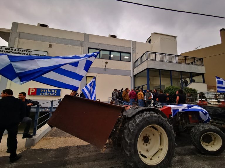 Ηράκλειο: Κατάληψη διαρκείας στον ΟΠΕΚΕΠΕ από τους αγροτοκτηνοτρόφους