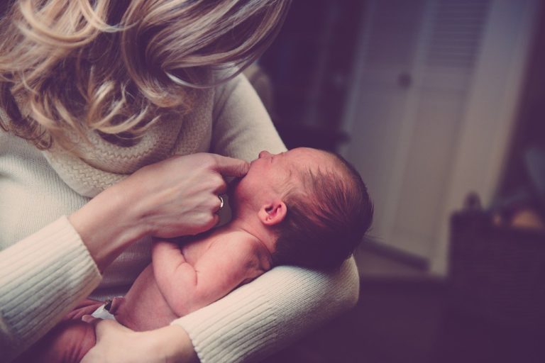 Mετάλλαξη Όμικρον: Πώς εκδηλώνεται στα μωρά – Πότε απαιτείται νοσηλεία