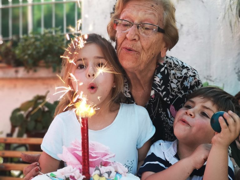 Γιατί οι γιαγιάδες νιώθουν μεγαλύτερη χαρά όταν έρχονται σε επαφή με τα εγγόνια τους, παρά με τα παιδιά τους