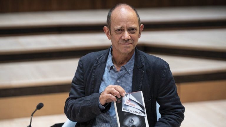 Booker Prize: Νικητής με την «Υπόσχεση» ο νοτιοαφρικανός λογοτέχνης Ντέιμον Γκάλγκουτ