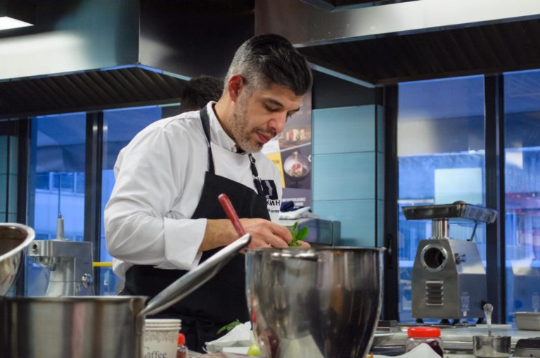 Γ. Μπρατσόλιας: Ο ταλαντούχος σεφ που εντυπωσιάζει με την ελληνική κουζίνα στις Σεϋχέλλες (video)