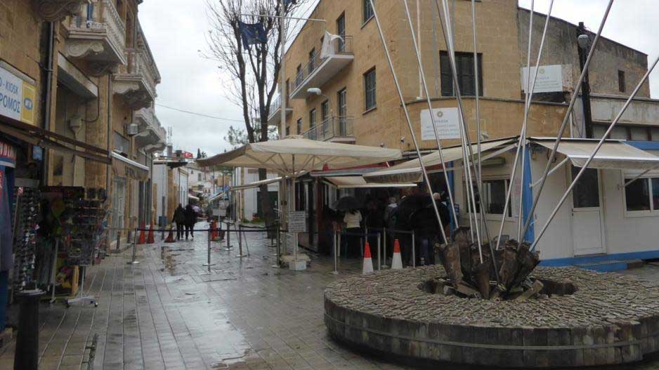 Κύπρος: Νέος μεταλλικός φράχτης δύο μέτρων στο οδόφραγμα της οδού Λήδρας