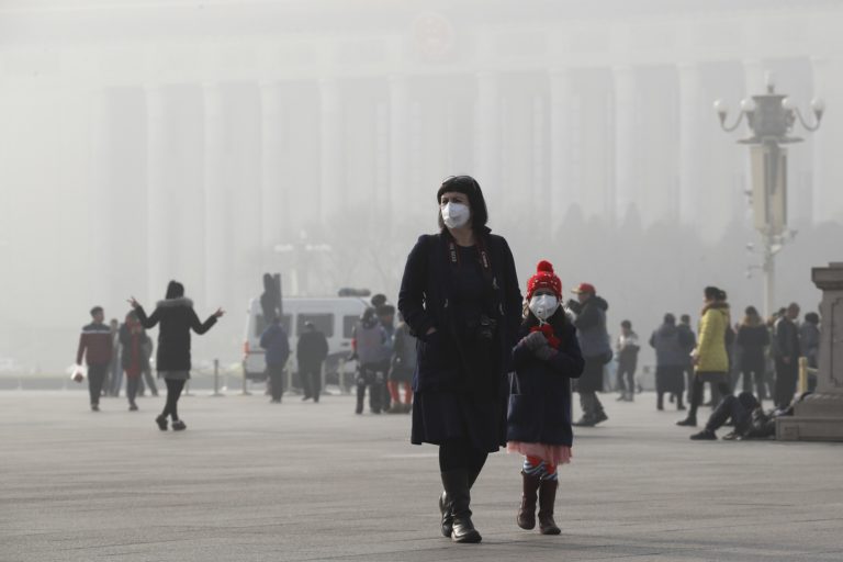 Κίνα: Έκλεισαν οι παιδικές χαρές στο Πεκίνο εξ αιτίας του νέφους – Ελάχιστη η ορατότητα στην πόλη