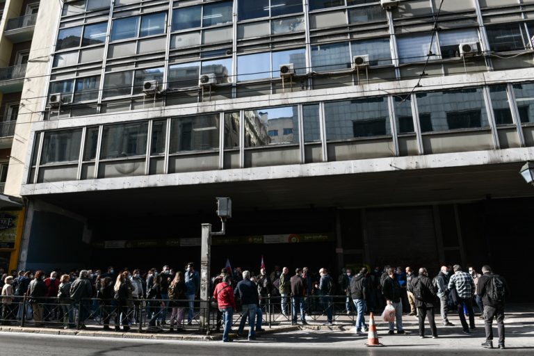 Συγκέντρωση στο Υπουργείο Εργασίας από τους εργαζόμενους στις προβλήτες τoυ Πειραιά (video)