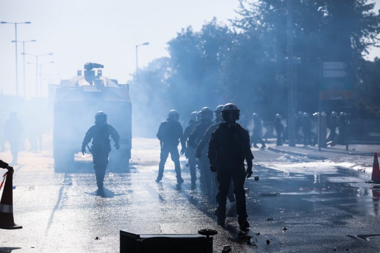 Επεισόδια, χημικά & συλλήψεις στη συγκέντρωση εποχικών πυροσβεστών στη Λ. Κηφισίας (video)