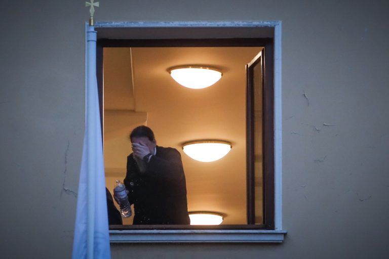 Νέα προθεσμία πήρε ο υπό καθαίρεση ιερωμένος που επιτέθηκε με βιτριόλι σε Μητροπολίτες