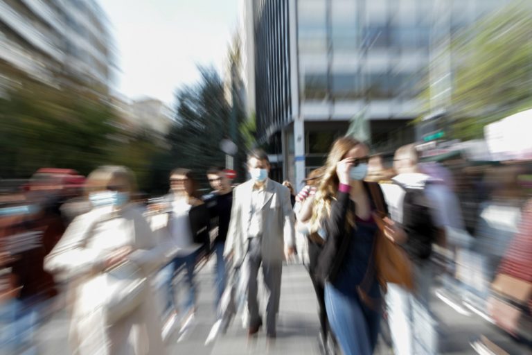 Ανησυχία για την ανοδική πορεία της πανδημίας – Η νέα καθημερινότητα των ανεμβολίαστων