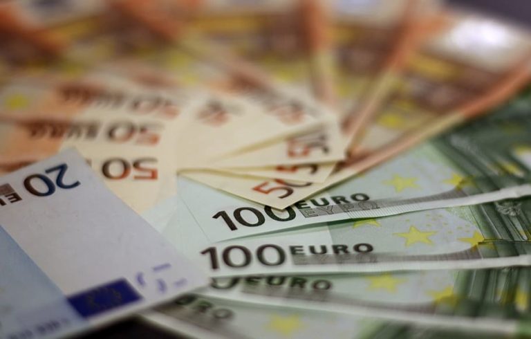 Στα 4 δισ. € το ταμειακό έλλειμμα της κεντρικής διοίκησης – Αυξήθηκαν τα έσοδα, μειώθηκαν οι δαπάνες στο α’ τετράμηνο 2022