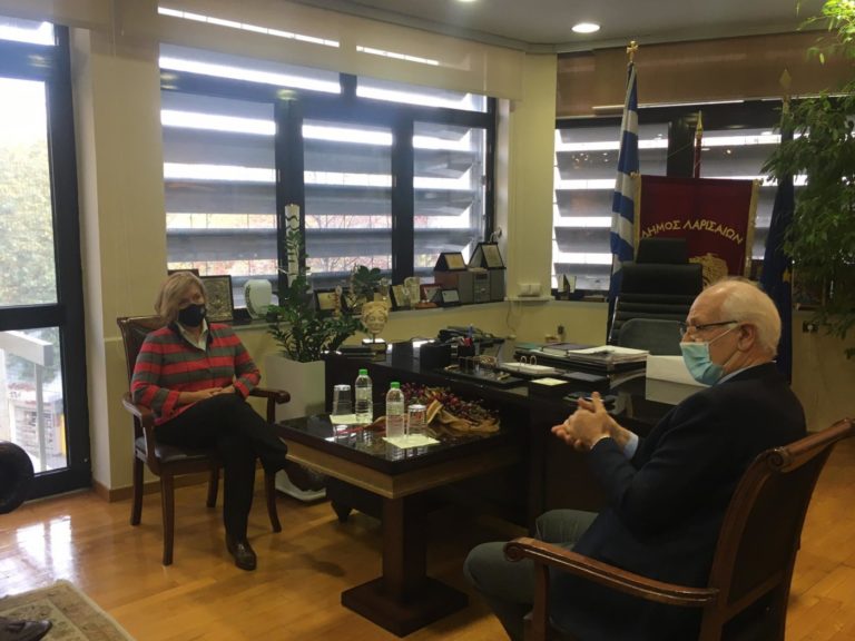Συζήτησαν για την πανδημία και τον εμβολιασμό η Αν. Υπουργός Υγείας και ο Δήμαρχος Λαρισαίων