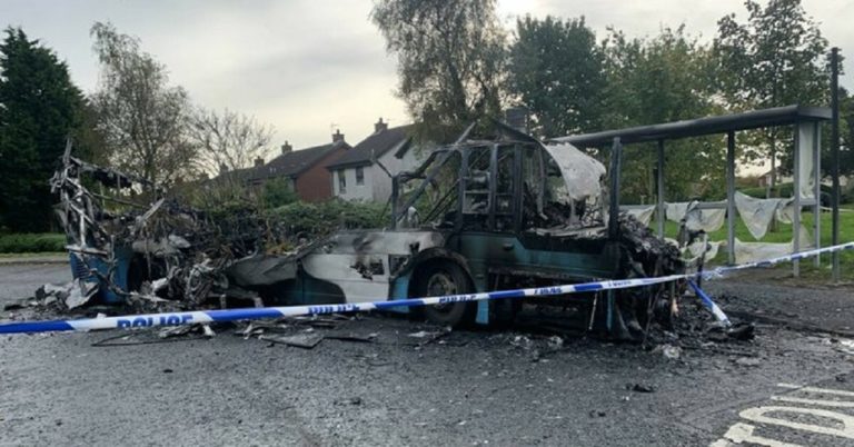 Βρετανία: Ένοπλοι επιτέθηκαν και έκαψαν λεωφορείο στη Βόρεια Ιρλανδία