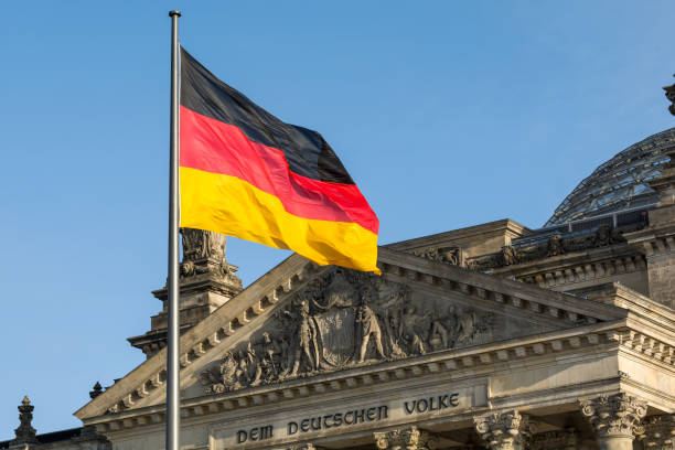 Γερμανία-οικονομία: Οι «σοφοί» μειώνουν στο 2,7% την πρόγνωση ανάπτυξης – Διχασμένοι για Σύμφωνο Σταθερότητας